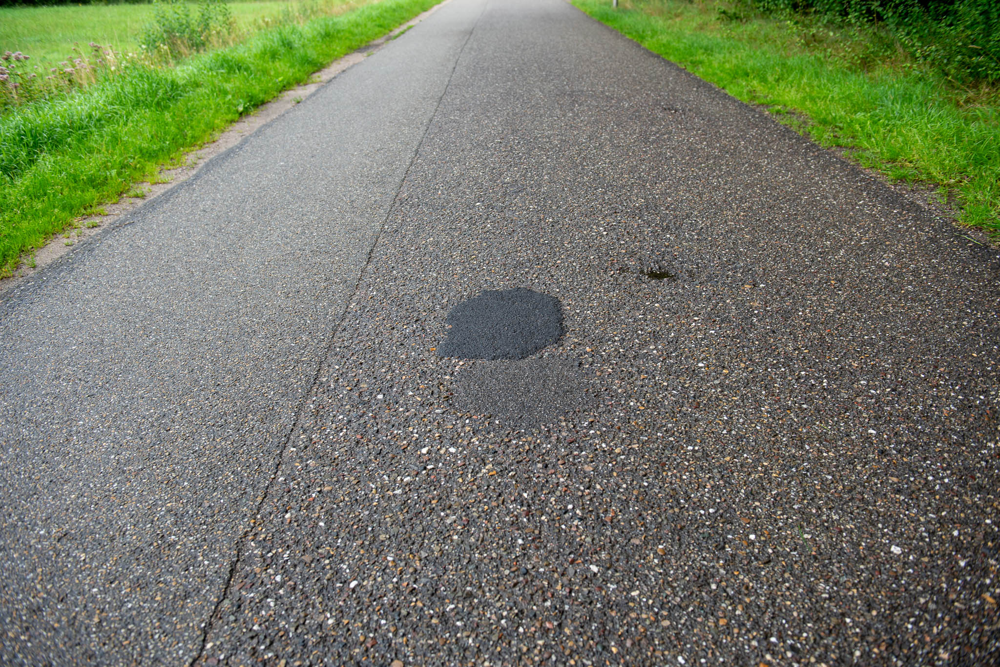 Reparatieasfalt aangebracht in wegdek