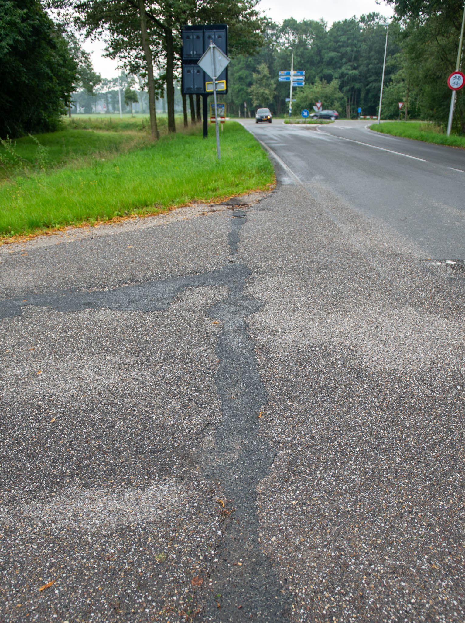 Scheur in asfalt hersteld met reparatieasfalt