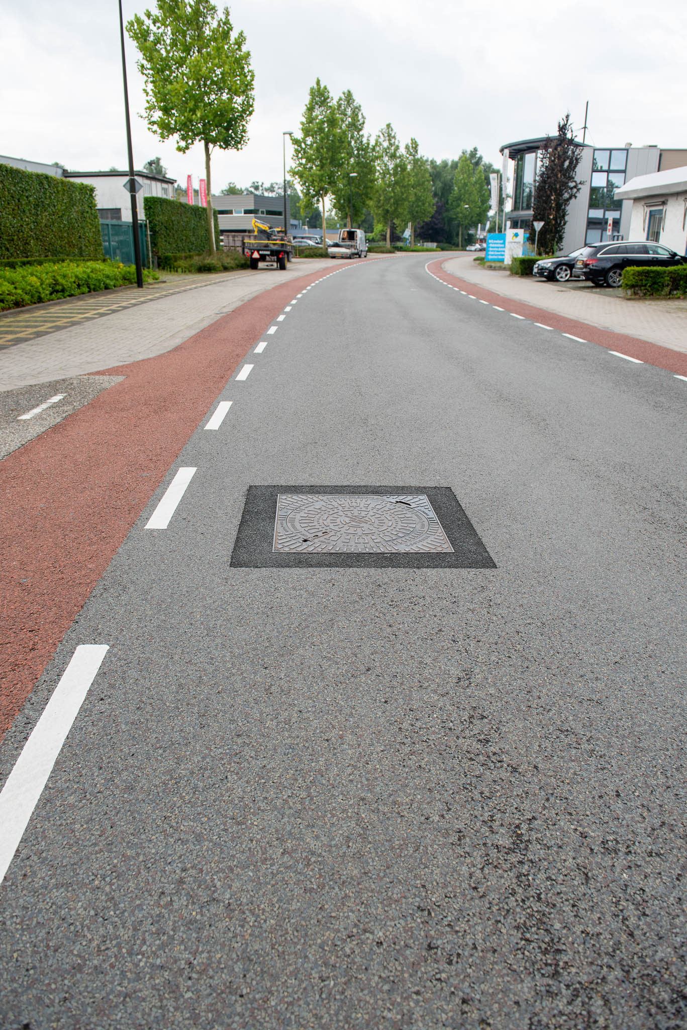 Rood fietspad met manhole aangelegd door Infranology