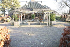 Terras met klinkers in visgraatverband bij Het Ruiterhuys in Castricum